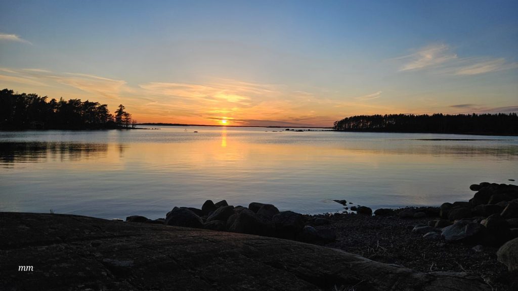 Eidisviken ilta-auringossa.