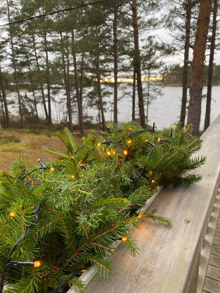 Eidisviken, kausivalot terassilla.
