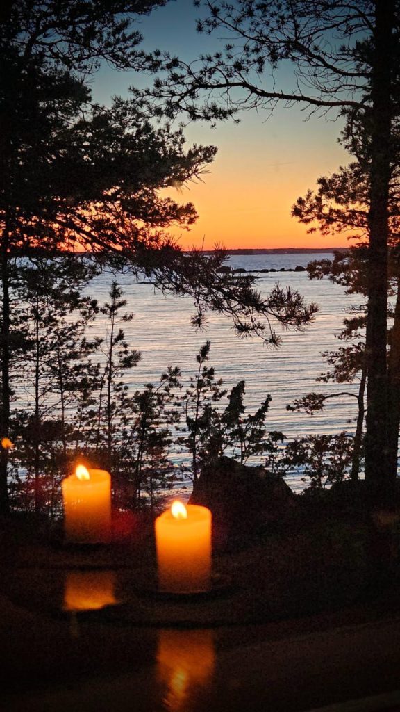 Kynttilöitä terrassilla.