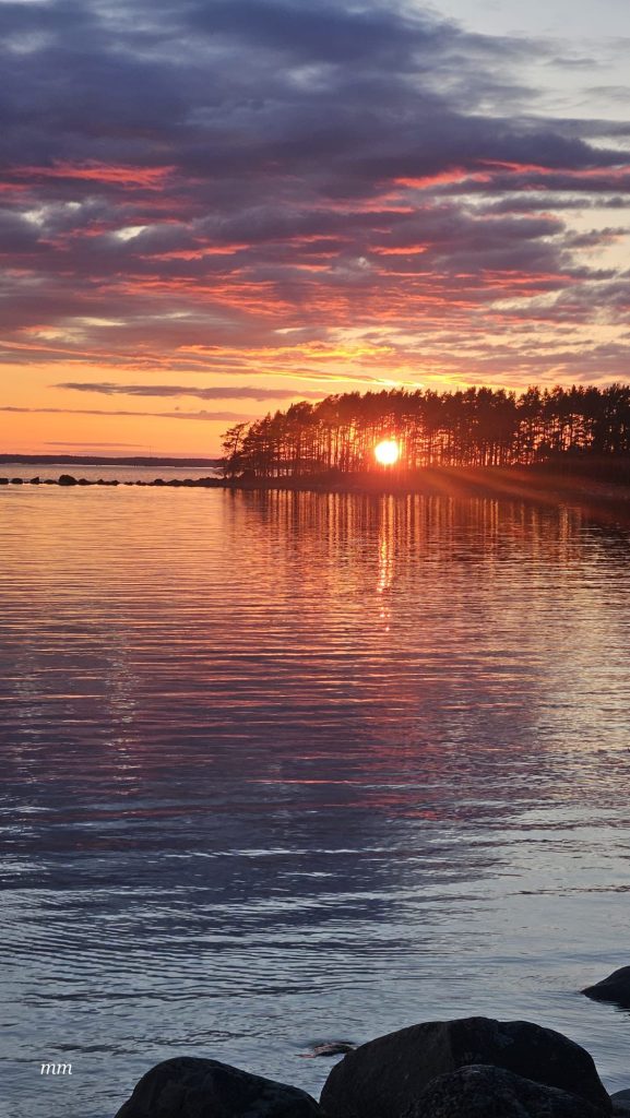 Punainen iltataivas.